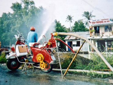 Người nông dân phát minh máy bơm cứu hỏa tự chế gắn xe máy